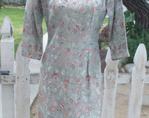 Vintage 1960s Women's Asian Cheongsam Chinese Handmade Silver Silk Floral Brocade 3/4 Sleeves Rockabilly Wiggle Dress