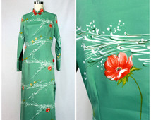 Asian Dress 70s Maxi / Poppy Floral Print Bohemian Dress / 1970s High SIDE SLIT Cheongsam Boho Hippie 2 pc / Frog Closure Mod Mandarin